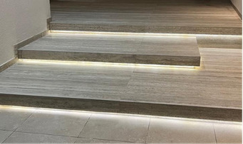 Escalier sur mesure en grès cérame avec éclairage LED intégré