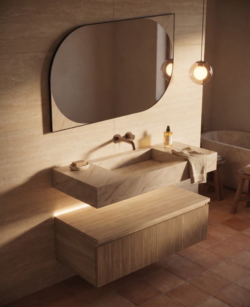 Miroir organique au-dessus d'un plan vasque en pierre avec meuble flotté