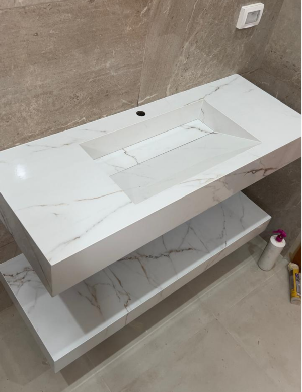 "VASQUE PLANCIA 120 cm
Effet marbre Blanc Marron  finition Brillant  
LAVABO centré"