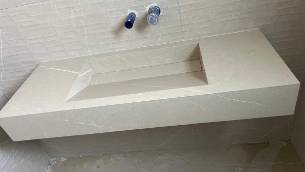 "VASQUE PLANCIA 120 cm
Effet pierres Beige  clair  finition Mat  
LAVABO centré"