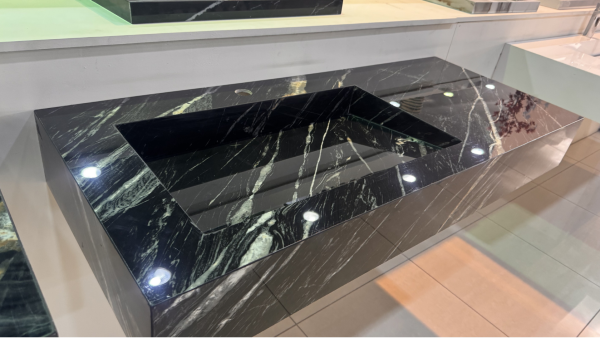 "VASQUE PLANCIA 90 cm 
Effet Marbre   Noir foncé  finition Brillant  
LAVABO côté gauche"