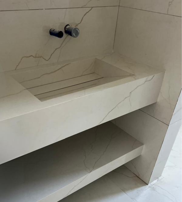 "VASQUE UNOVA 140 cm sur mesure 
Effet Marbre  Blanc finition Mat  "