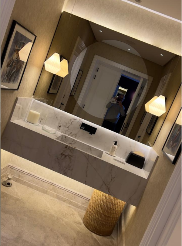 "VASQUE PLANCIA 120 cm
Effet marbre blanc marron finition brillant 
LAVABO CENTRÉ "