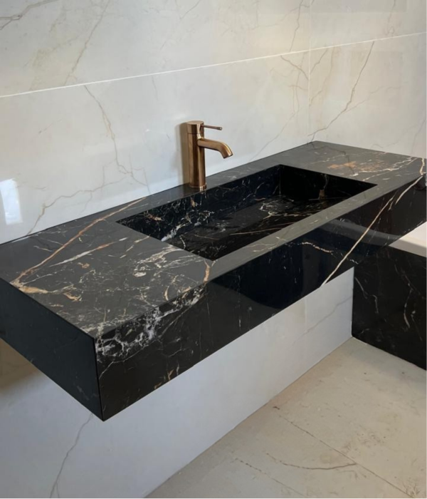 "VASQUE PLANCIA 140 cm
Effet marbre Noir foncé  finition Brillant 
LAVABO centré"