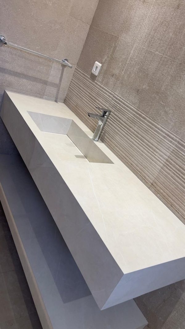"VASQUE PLANCIA 160 cm
Effet pierres  Beige clair   finition Brillant 
LAVABO côté gauche"