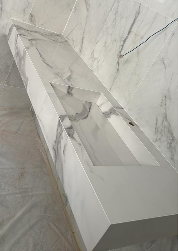 "VASQUE PLANCIA 180 cm
Effet marbre Blanc  clair   finition Brillant 
LAVABO côté droite"